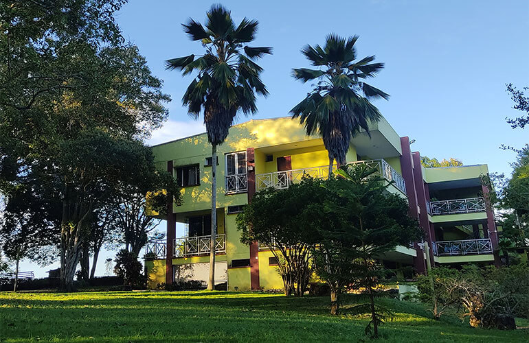 Casa-de-Espiritualidad-Villa-Claver-fachada-naturaleza